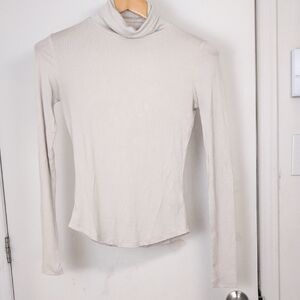 TALULA VANILLA TURTLENECK SIZE SMALL